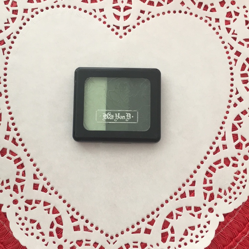 💥3/$10 Kat Von D True Romance Eyeshadow - Helmüt